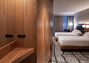 The Charter Hotel Seattle, Curio Collection By Hilton客房内的一张或多张床位