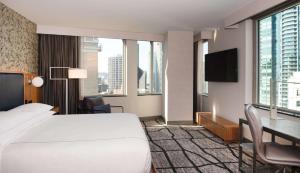 una camera d'albergo con letto e scrivania di The Charter Hotel Seattle, Curio Collection By Hilton a Seattle
