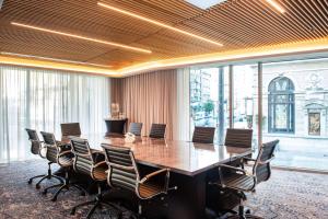 una sala conferenze con un grande tavolo e sedie di The Charter Hotel Seattle, Curio Collection By Hilton a Seattle