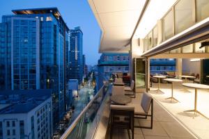 シアトルにあるThe Charter Hotel Seattle, Curio Collection By Hiltonの建物のバルコニーから市街の景色を望めます。