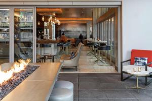 The Charter Hotel Seattle, Curio Collection By Hilton的休息区
