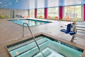 una piscina en una habitación de hotel con bañera de hidromasaje en Home2 Suites By Hilton DuPont, en DuPont