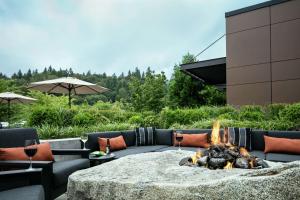 a fire pit in the middle of a patio at Hilton Garden Inn Seattle/Issaquah in Issaquah