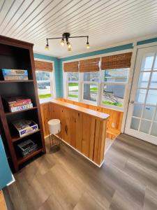 una habitación con un mostrador y una estantería en Arnolds Park Iowa St Funhouse, en Arnolds Park