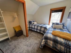 1 dormitorio con 2 camas y ventana en Arnolds Park Iowa St Funhouse en Arnolds Park