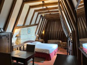 een slaapkamer met een bed, een bureau en een tafel bij Chateau de Chissay in Chissay-en-Touraine