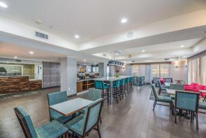 A restaurant or other place to eat at Hampton Inn Oakland-Hayward