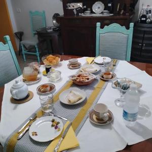 un tavolo con piatti di cibo sopra di B&b Ammentos a Magomadas