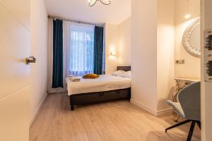 - une petite chambre avec un lit et une fenêtre dans l'établissement Stylish Old Town apartment, à Riga