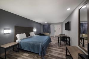 Postel nebo postele na pokoji v ubytování Americas Best Value Inn Buda