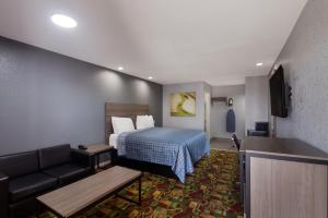 Postel nebo postele na pokoji v ubytování Americas Best Value Inn Buda + 22 fotografií