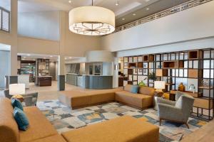 hol hotelu z kanapami i krzesłami w obiekcie DoubleTree by Hilton Campbell - Pruneyard Plaza w mieście Campbell