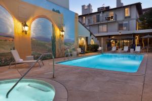 un hotel con piscina y un edificio en DoubleTree by Hilton Campbell - Pruneyard Plaza, en Campbell