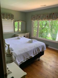 Tempat tidur dalam kamar di Peaceful Mountain Top Cabin with Beautiful Views