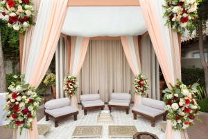 ślubny zestaw z krzesłami i kwiatami w obiekcie DoubleTree by Hilton Campbell - Pruneyard Plaza w mieście Campbell