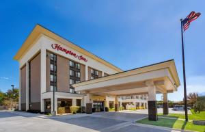 un hotel con un cartel en la parte delantera de un edificio en Hampton Inn Salt Lake City Downtown, en Salt Lake City