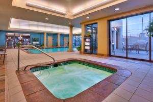 een hot tub in het midden van een gebouw bij Hampton Inn Salt Lake City Downtown in Salt Lake City