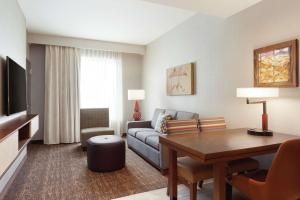 uma sala de estar com um sofá e uma mesa em Embassy Suites By Hilton South Jordan Salt Lake City em South Jordan