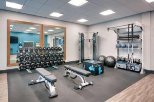 un gimnasio con pesas y pesas en una habitación en Hampton Inn Draper Salt Lake City, Ut, en Draper