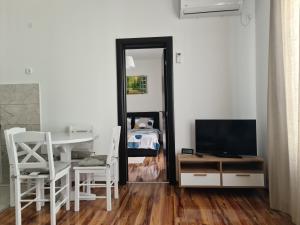 ein Wohnzimmer mit einem Tisch und einem Spiegel in der Unterkunft Iva&Niki Ledine in Belgrad