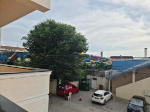 Blick auf einen Wasserpark von einem Parkplatz aus in der Unterkunft Iva&Niki Ledine in Belgrad