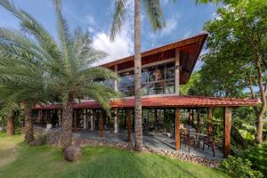 ein Haus mit Palmen davor in der Unterkunft Coco Island Resort Ninh Binh in Ninh Bình + 37 Fotos