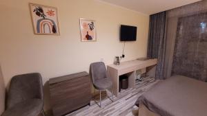 Телевизор и/или развлекательный центр в Cozy room in ORBI Palace Hotel