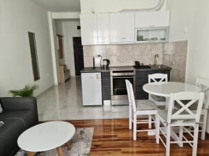 eine Küche und ein Wohnzimmer mit einem Tisch und Stühlen in der Unterkunft Iva&Niki Ledine in Belgrad