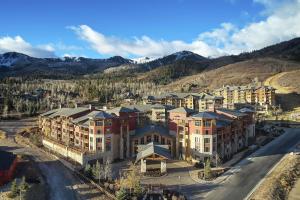 uma vista aérea de um resort nas montanhas em Hilton Grand Vacations Club Sunrise Lodge Park City em Park City