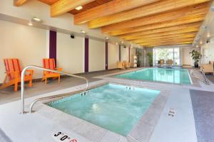 uma piscina num quarto de hotel com em Home2 Suites by Hilton Lehi/Thanksgiving Point em Lehi