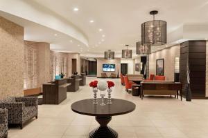 O zonă de relaxare la Embassy Suites by Hilton Salt Lake West Valley City