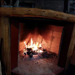 een vuur in een bakstenen oven met vlammen erin bij B&b Ammentos in Magomadas