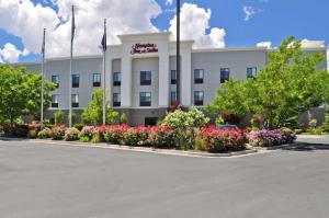 ein Bürogebäude mit Blumen davor in der Unterkunft Hampton Inn & Suites Salt Lake City-West Jordan in West Jordan