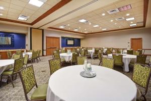 ein Bankettraum mit weißen Tischen und Stühlen in der Unterkunft Hampton Inn & Suites Salt Lake City-West Jordan in West Jordan