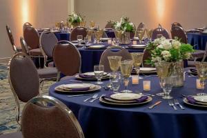 un conjunto de mesas con manteles y platos azules en Doubletree Suites by Hilton Salt Lake City, en Salt Lake City