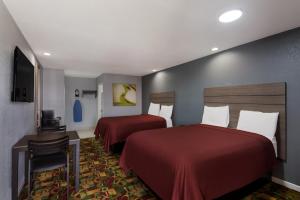 Postel nebo postele na pokoji v ubytování Americas Best Value Inn Buda