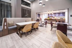 un restaurant avec une table, des chaises et un comptoir dans l'établissement Hampton Inn & Suites Santa Maria, à Santa Maria
