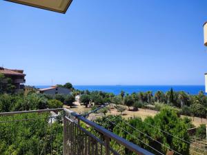 Vom Balkon eines Hauses genießen Sie Meerblick. in der Unterkunft Tramonto Apartment Seaview in Santa Domenica