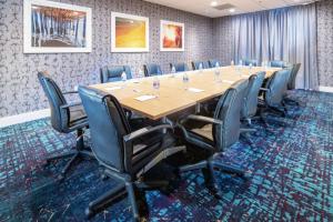 Hampton Inn & Suites Santa Maria في سانتا ماريا: قاعة المؤتمرات مع طاولة وكراسي طويلة