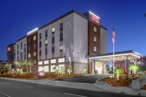 um edifício de hotel com uma bandeira em frente em Hampton Inn & Suites Irvine/Orange County Airport em Irvine