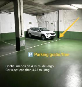 un garaje con un coche aparcado en él en IDEAL & CENTRO, tranquilo GARAJE GRATIS y 2 baños, en Logroño