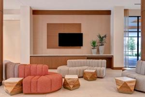 sala de estar con 2 sofás y TV de pantalla plana en Hilton Garden Inn Anaheim Resort, en Anaheim