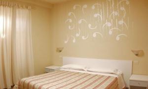 um quarto com uma cama com um cobertor listrado em Agriturismo La Mussia em Castelnuovo