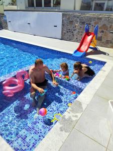 Bazén v ubytování Villa Romee with private swimmingpool and panoramic view on Elounda nebo v jeho okolí