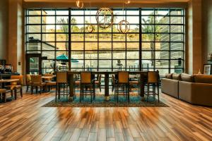 restauracja ze stołem i krzesłami oraz dużym oknem w obiekcie Hampton Inn & Suites by Hilton Mission Viejo Laguna San Juan Capistrano w mieście Mission Viejo