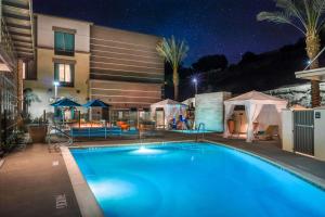 - une piscine en face d'un bâtiment la nuit dans l'établissement Hampton Inn & Suites by Hilton Mission Viejo Laguna San Juan Capistrano, à Mission Viejo