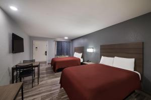 Postel nebo postele na pokoji v ubytování Americas Best Value Inn Buda