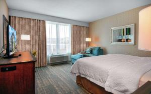 A bed or beds in a room at Hampton Inn & Suites by Hilton Mission Viejo Laguna San Juan Capistrano