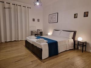 een slaapkamer met een bed met twee handdoeken erop bij La casa di Eurialo in Rome