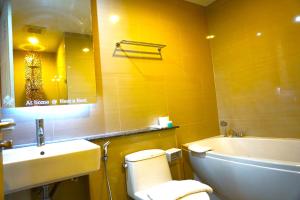 Ban Bang Toei (1)Nest n Rest Hotel的带浴缸、马桶和水槽的浴室 更多30张照片